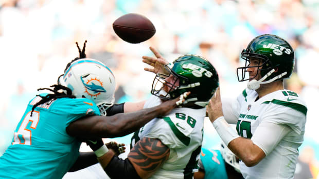 New York Jets QB Joe Flacco throws pass against Miami Dolphins